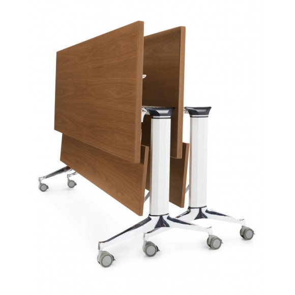 Foldable table with castors